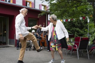 Les sénateurs ont fait un pas en direction des couples mariés mardi. KEYSTONE/GAETAN BALLY